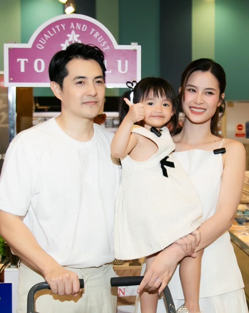 Vợ chồng Ông Cao Thắng thường xuyên đăng tải hình ảnh của bé Winnie, đưa ái nữ tham gia các sự kiện, chương trình.