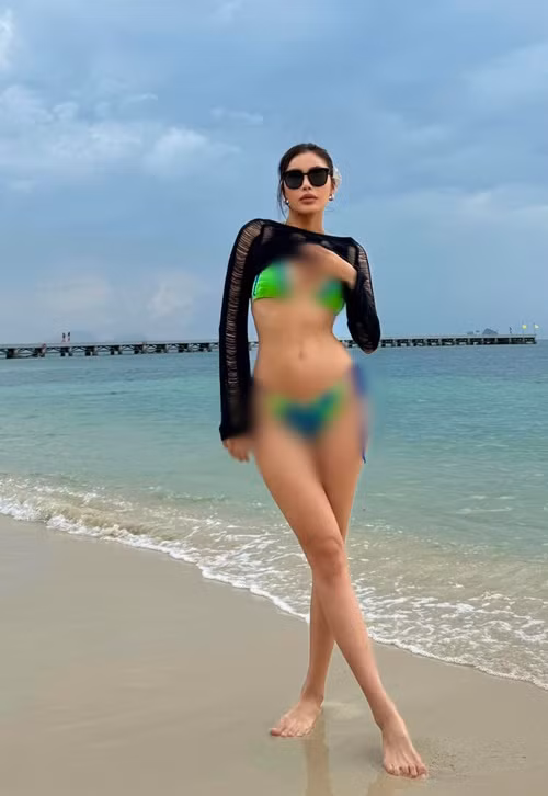 Minh Tú khoe vóc dáng nóng bỏng trong trang phục áo tắm. Hình ảnh của chân dài do bạn trai người Đức Chris chụp lại.