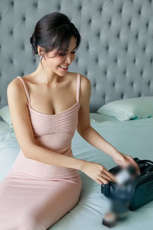 Chồng sắp cưới của Minh Tú là một nhân viên văn phòng, hơn cô 10 tuổi.