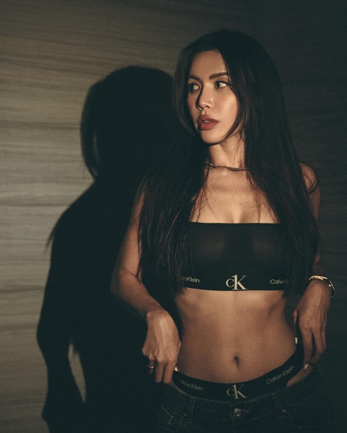 Minh Tú khoe eo con kiến khi diện mốt lộ nội y.