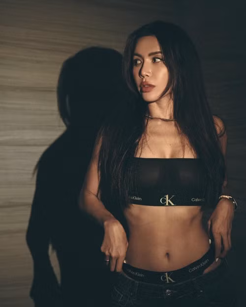 Minh Tú khoe eo con kiến khi diện mốt lộ nội y.