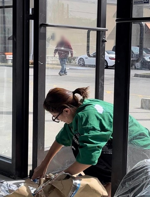 Trang Trần chia sẻ, vì không có bằng cấp nên cô được trả 20 USD/một ngày khi làm lao công. Ảnh: FBNV.