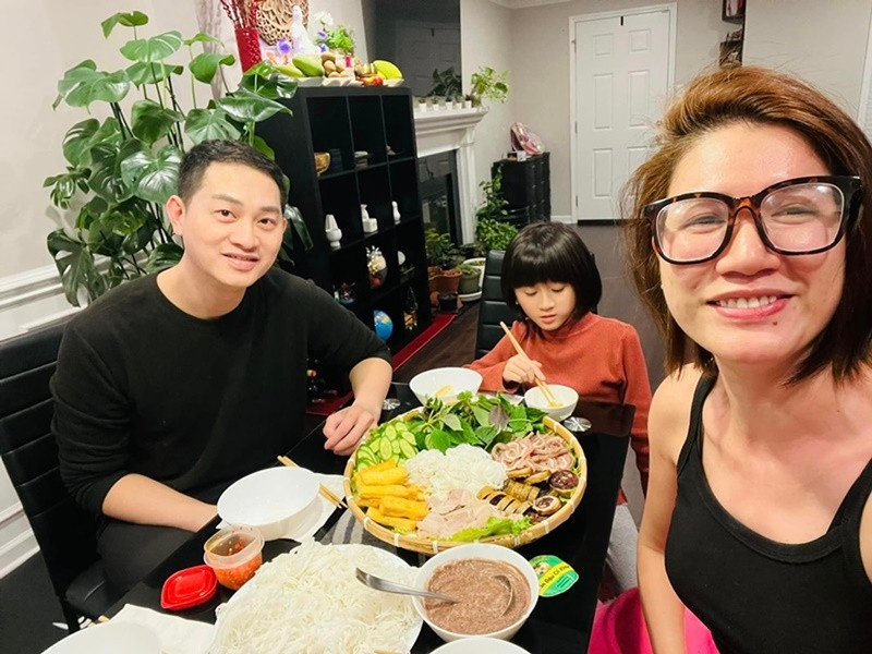 Cựu người mẫu khẳng định tình hình tài chính của vợ chồng cô rất ổn định, đi làm ở Mỹ chỉ vì thích. Ảnh: FBNV.