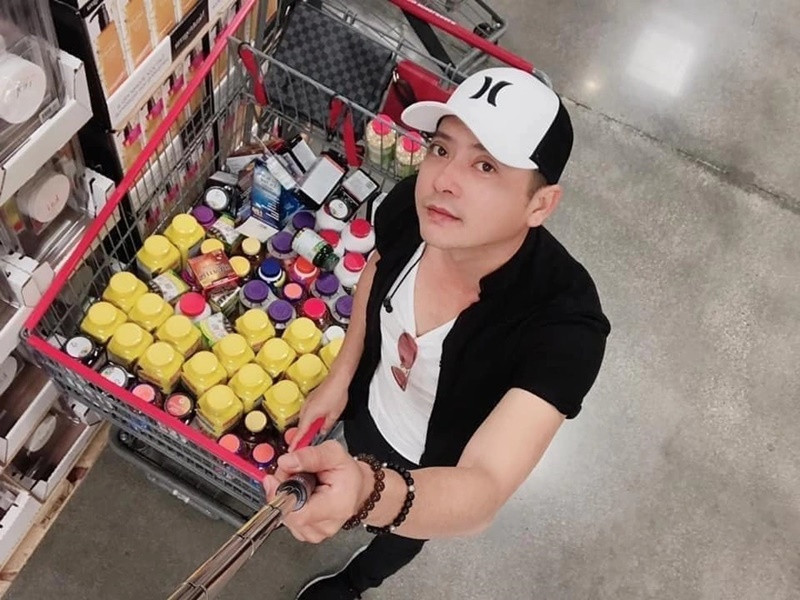 Trước Trang Trần, nhiều sao Việt cũng sang xứ cờ hoa sinh sống và làm việc. Hoàng Anh là một trong số đó. Nam diễn viên sang Mỹ đoàn tụ cùng vợ con. Khi đó, hôn nhân của Hoàng Anh vẫn còn hạnh phúc. Ảnh: Dân Trí.