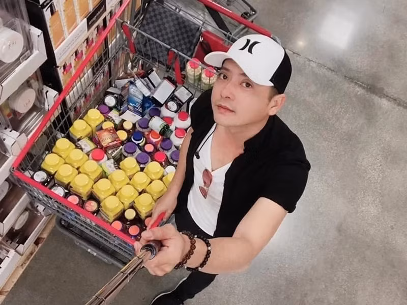 Trước Trang Trần, nhiều sao Việt cũng sang xứ cờ hoa sinh sống và làm việc. Hoàng Anh là một trong số đó. Nam diễn viên sang Mỹ đoàn tụ cùng vợ con. Khi đó, hôn nhân của Hoàng Anh vẫn còn hạnh phúc. Ảnh: Dân Trí.