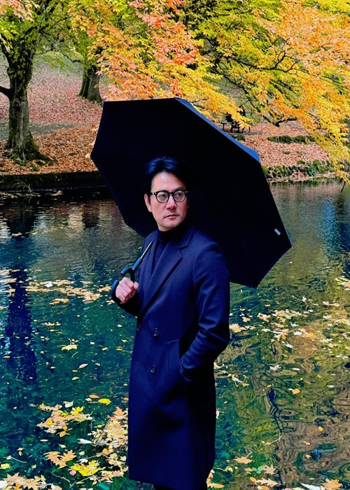 Ngày còn ở Việt Nam, anh là "vua quảng cáo Việt Nam" với cát-sê 1,5 tỷ/30 giây. Tuy nhiên, trên đất Mỹ, anh hoàn toàn vô danh. Về sau, cuộc sống của anh tạm ổn, chỉ là không còn hào quang, danh vọng như thời ở Việt Nam. Ảnh: FBNV.