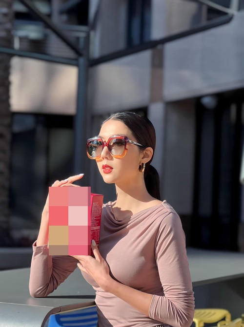 Sau khi từ bỏ showbiz Việt, Ngọc Quyên kinh doanh ở Mỹ. Cô làm việc hăng say như một người đàn ông, mỗi ngày chỉ ngủ đúng 3 tiếng. Chân dài không ngại livestream bán hàng dù nhiều người thấy bán hàng online là không sang, không đẳng cấp. Ngọc Quyên từng nửa đùa nửa thật chia sẻ rằng để tiết kiệm ngày nào cô cũng ăn bánh mì. Ảnh: FBNV.