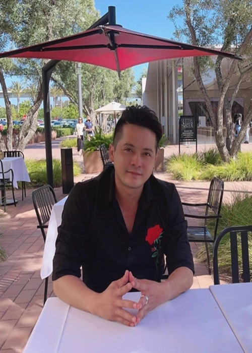 Ở Mỹ, Hoàng Anh chủ yếu ở nhà chăm con và bán hàng online. Trước đó, khi dịch COVID-19 chưa bùng phát, anh cộng tác làm MC với một số đài truyền hình của người Việt ở Mỹ và làm hướng dẫn viên du lịch. Ảnh: Dân Trí.