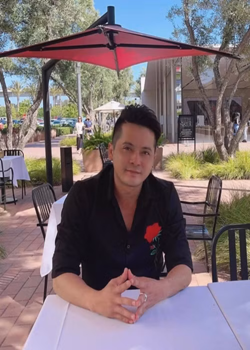 Ở Mỹ, Hoàng Anh chủ yếu ở nhà chăm con và bán hàng online. Trước đó, khi dịch COVID-19 chưa bùng phát, anh cộng tác làm MC với một số đài truyền hình của người Việt ở Mỹ và làm hướng dẫn viên du lịch. Ảnh: Dân Trí.