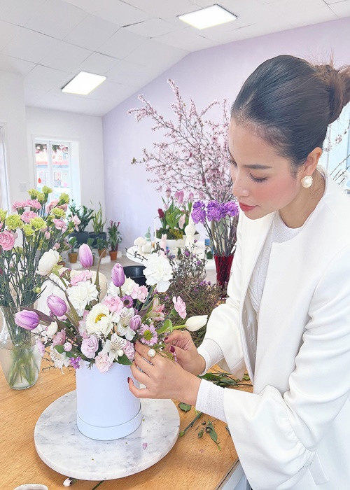 Đầu năm 2023, Phạm Hương mở tiệm hoa tươi tại Mỹ và hiện cửa hàng đã có 2 chi nhánh, doanh thu rất cao. Ảnh: Instagram.
