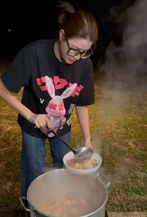 Trang Trần là một trong những sao Việt sang Mỹ định cư. Cô hiện làm lao công, nấu cỗ thuê, bán hàng online. Ảnh: FBNV.