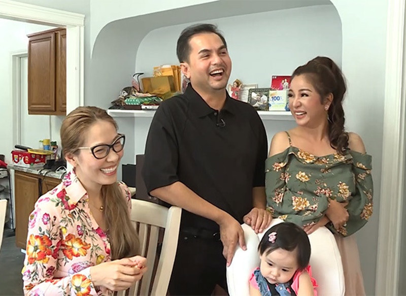 Trong ngày đầu sang Mỹ, người mẫu Đức Tiến chấp nhận làm các công việc như chuyển hàng về Việt Nam để bán, làm MC cho các chương trình cộng đồng. Sau 1 thời gian ở rể, Đức Tiến quyết định dọn ra sống ở 1 khu nhà di động dành cho người nghèo. Năm 2018, vợ chồng Đức Tiến mới có thể mua được nhà riêng nhờ số tiền tích cóp. Ảnh: Vietnamnet.