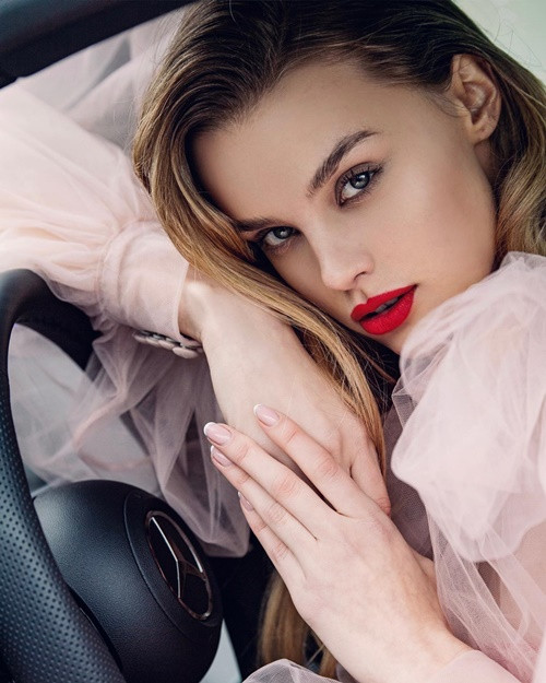 Krystyna có thần thái như một beauty queen trước khi đăng quang Hoa hậu CH Czech 2022. Ảnh: Instagram.