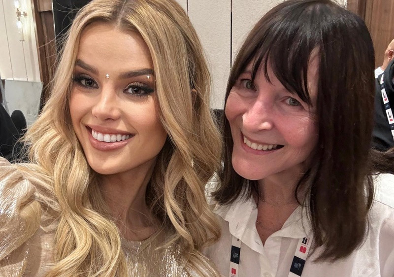 Krystyna được lòng Chủ tịch Hoa hậu Thế giới. Ảnh: Instagram.