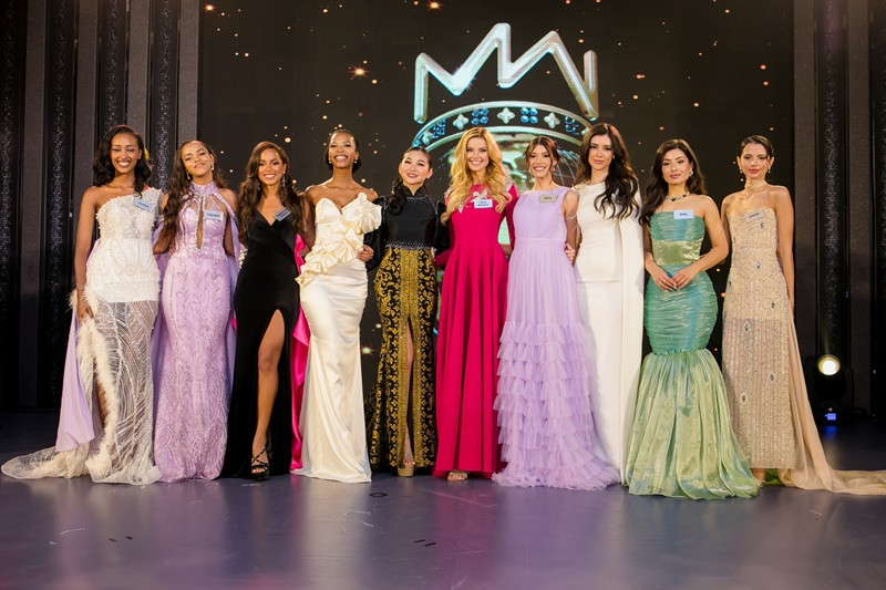 Đại diện Krystyna khoe vẻ đẹp ngọt ngào bên các đối thủ. Ảnh: Miss World.