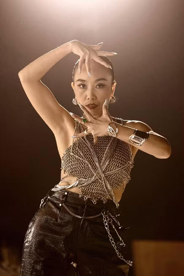 Đoan Trang tham gia gần như không thiếu một hoạt động văn nghệ nào của trường trong suốt khoảng thời gian đi học, điều thú vị là tất cả các cuộc thi cô tham gia thì đều giành được giải thưởng. Lên 14 tuổi, Đoan Trang rời Long Thành lên TP.HCM học tập. Tại đây, cô phát huy được tài năng âm nhạc thiên bẩm của mình. Lúc 19 tuổi, Đoan Trang tham gia cuộc thi Tiếng hát TP.HCM và giành được giải khuyến khích. Bắt đầu từ đây, con đường ca hát của Đoan Trang chính thức chuyên nghiệp. Những năm ấy, Đoan Trang nổi tiếng với các ca khúc: Forget me not, Khi ta 20...