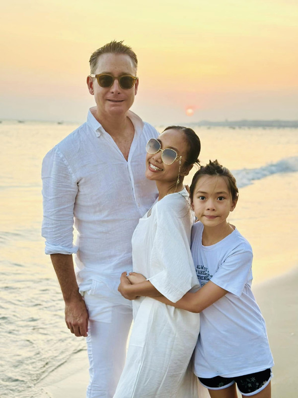 Hiện tại, sau 12 năm sau ngày cưới, cặp đôi có một cô con gái xinh xắn, ngọt ngào. Cuộc sống của vợ chồng Đoan Trang ngày càng hạnh phúc và lãng mạn. Ông xã của Đoan Trang không phải là người quá giàu có nhưng anh vẫn sẵn sàng tặng vợ những chuyến đi chơi đắt đỏ, xa hoa. Hiện tại, vì công việc của ông xã, Đoan Trang đã sang Singapore định cư. Cuộc sống của cô bình yên khiến nhiều người hâm mộ.