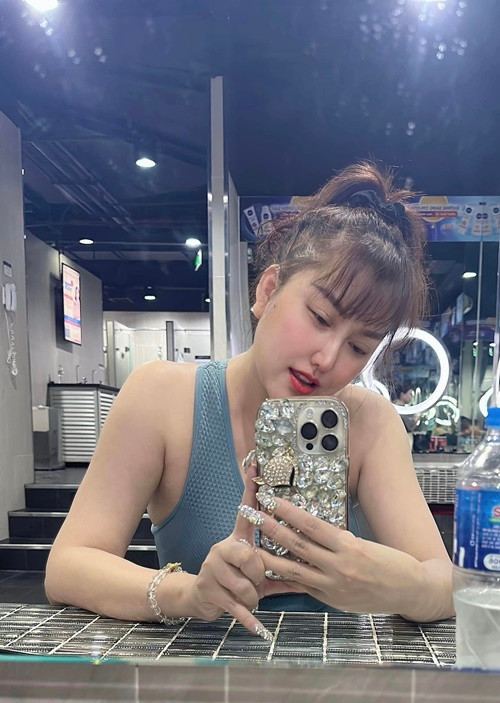 Nữ diễn viên chia sẻ, hiện tại, cô không cho phép mình nghĩ đến chuyện yêu đương hay tái hôn vì quá bận rộn làm việc. Ảnh: FBNV.