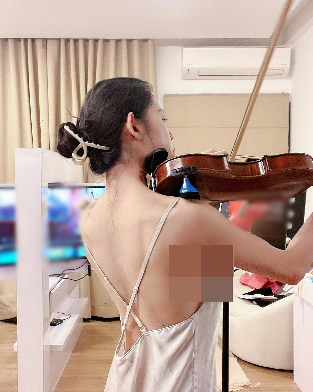 Cô nàng khoe vòng một lấp ló với váy hở lưng.