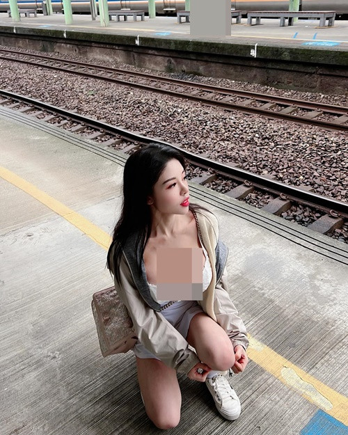 Không ít lần cô nàng hớ hênh vòng một khiến người đối diện phải ngượng đỏ mặt.