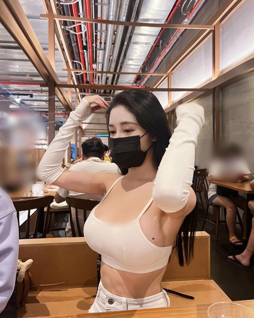 Hot girl xinh đẹp còn diện mẫu áo bra khi ra ngoài ăn uống.