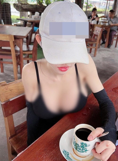 Krysstal yêu thích trang phục xẻ ngực sâu khoe vòng một "khủng".