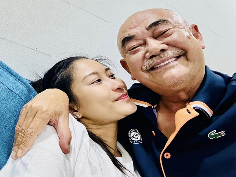 Nghệ sĩ Việt Anh chia sẻ trên Tiền Phong, những hình ảnh ông chia sẻ chỉ là trò đùa của học trò. Nam nghệ sĩ vẫn độc thân. Ảnh: FBNV.