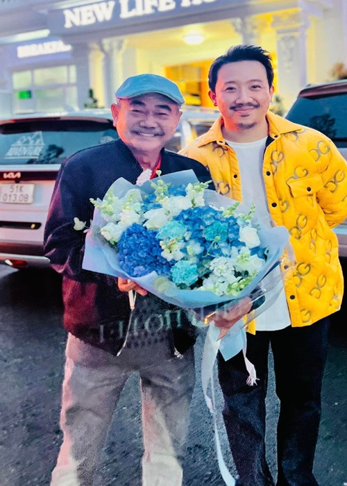 NSND Việt Anh còn cho biết, cách đối nhân xử thế của Trấn Thành rất đẹp. “Tại sao Trấn Thành khóc hoài? Vì cậu ấy sống tình nghĩa và giàu cảm xúc. Nhiều người lấy điều này để chế giễu nhưng tôi khuyên học trò rằng "em cứ khóc". Khóc là cảm xúc đẹp của một người, tại sao không được khóc? Khóc giúp ta trở nên sâu sắc hơn. Cười có thể giả, chứ khóc không thể giả”, ông nói. Ảnh: FBNV.