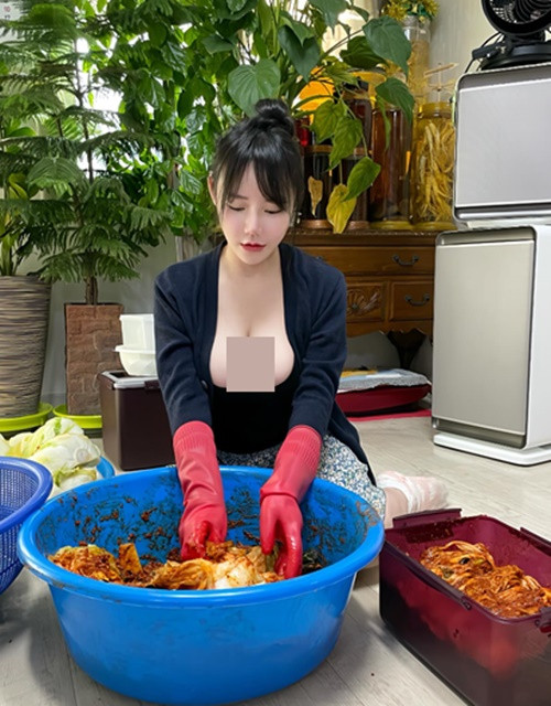 Kim Dasom từng gây chú ý với loạt ảnh ngồi muối kim chi.