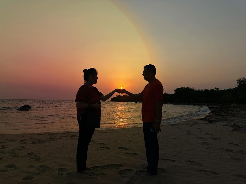 Vợ chồng Hồng Vân cùng ngắm mặt trời lặn.