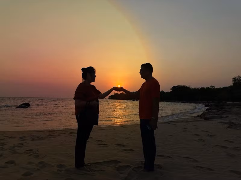 Vợ chồng Hồng Vân cùng ngắm mặt trời lặn.