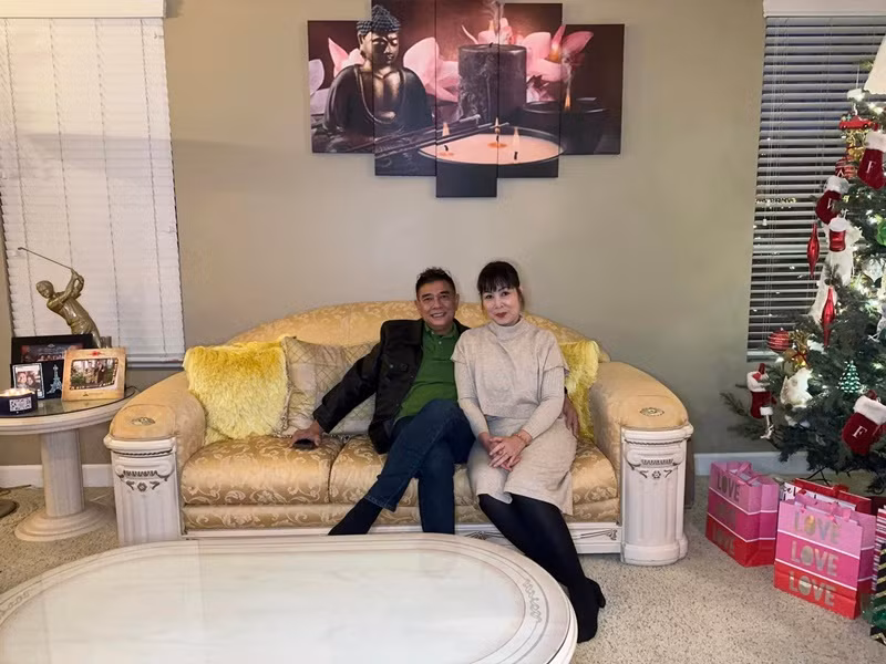 Kỷ niệm 24 năm ngày cưới, Hồng Vân viết: "Ngày 3/1..., vậy là mình đã được dựa dẫm anh ấy danh chính ngôn thuận 24 năm tròn, cộng thêm 10 năm hẹn hò nữa. Trời ơi, anh đẹp trai ơi, mình bên nhau hơn 3 thập kỷ rồi đó. Sẽ là nắm tay nhau thật chặt anh nhé".