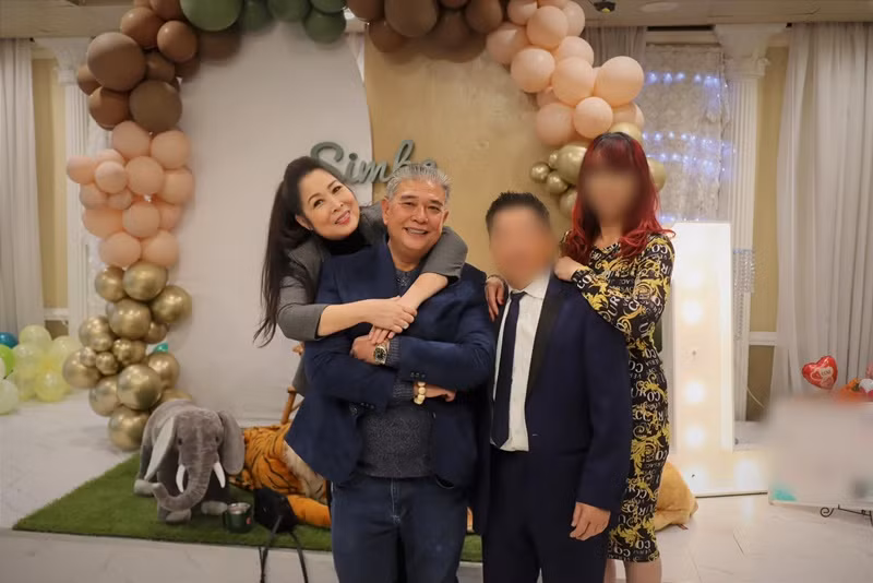 Cặp đôi không ngại tình tứ dù đã lên chức ông bà.