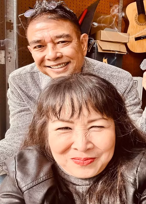 Lê Tuấn Anh tư vấn, định hướng và hỗ trợ công việc cho vợ. Chia sẻ với Arttimes, Hồng Vân khẳng định sự nghiệp của cô hôm nay có đến 40% đóng góp từ chồng.