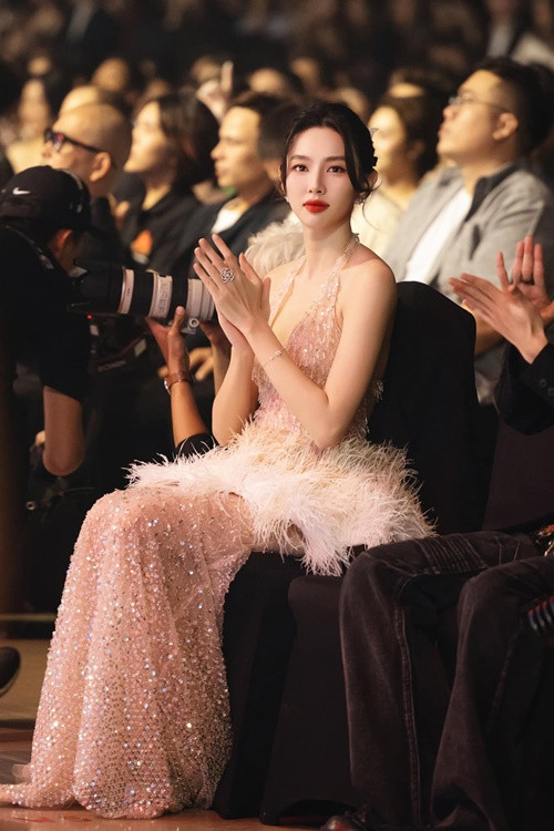 Tháng 1/2024, rộ tin đồn Thùy Tiên sở hữu số tài sản 10 triệu USD (khoảng hơn 240 tỷ đồng). Nhanh chóng, phía Thùy Tiên phủ nhận tin đồn này.