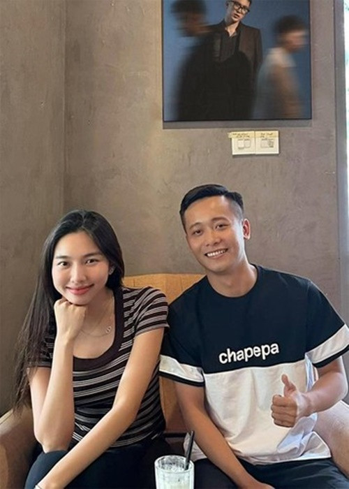 Thùy Tiên chia sẻ trên Dân Trí, cô và Quang Linh đã biết nhau trước chuyến thiện nguyện vì cả hai cùng là cổ đông của một công ty.