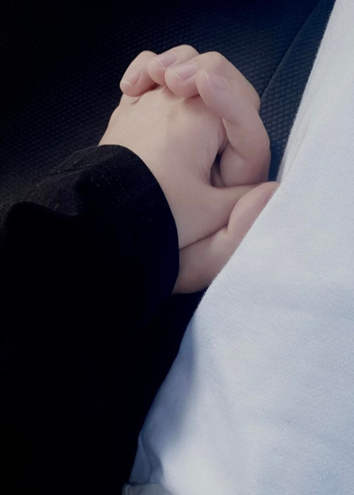 Khởi My chia sẻ hình ảnh nắm tay chồng trẻ.