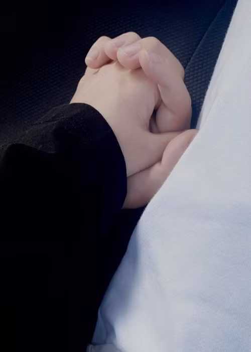 Khởi My chia sẻ hình ảnh nắm tay chồng trẻ.