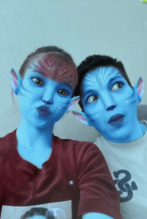 Cặp đôi vẫn nhí nhảnh như hồi mới yêu.