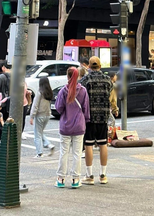 Khởi My lập tức khẳng định hôn nhân vẫn hạnh phúc. Trên trang cá nhân, cô đăng tải hình ảnh chụp từ đằng sau bên Kelvin Khánh.