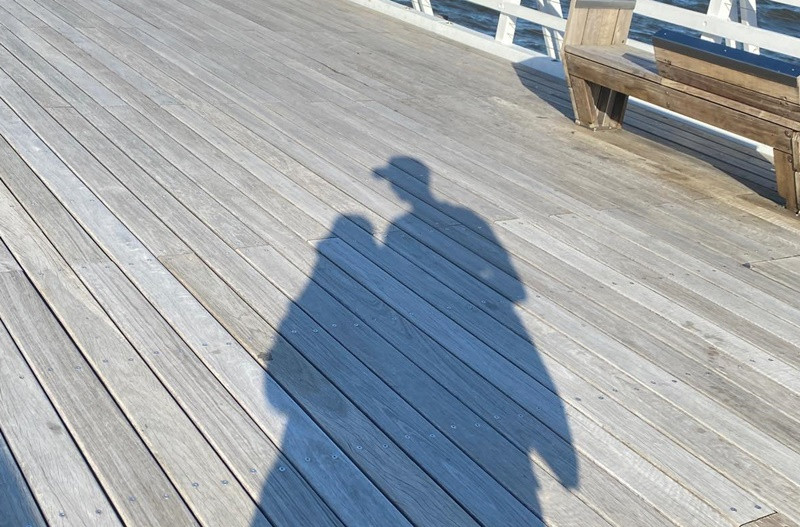 "Trong khi thế gian đang lùm xùm thì 2 đứa đang suy nghĩ coi nên đi mua trà sữa trước hay đi ăn thịt nướng trước! Thật là khó chọn", Khởi My viết.