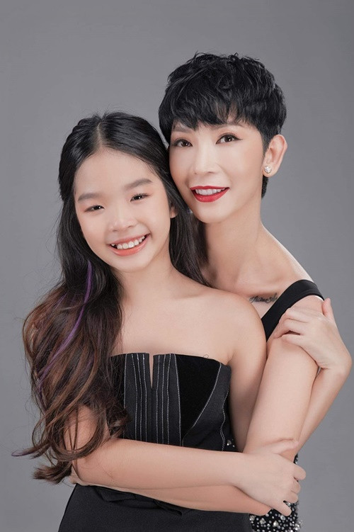 Cuộc sống làm mẹ bỉm sữa của Xuân Lan từng khá vất vả. Trong một chương trình, cô cho biết, sau khi sinh, cô sử dụng hết toàn bộ số tiền tích cóp và bán xe để nuôi con. Xuân Lan đi làm trở lại khi con gái mới được 1 tháng tuổi.