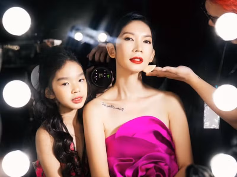 Sau cuộc hôn nhân đầu tiên, Xuân Lan có thai với một người đàn ông. Khi biết cô mang bầu, bạn trai của cô nói lời chia tay. Sau đó, nữ người mẫu một mình vượt cạn.