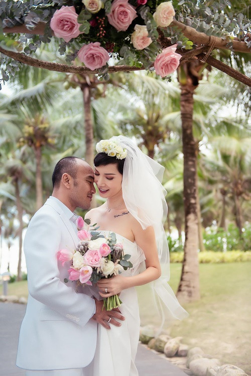 Trong chương trình Người kết nối, đạo diễn Ngọc Lâm tiết lộ, vợ chồng anh gặp nhau trong buổi casting và sau đó nhắn tin trên Facebook. “Hai ngày sau tôi ra Hà Nội gặp Lan và hai tháng sau cưới nhau luôn", Ngọc Lâm cho hay.