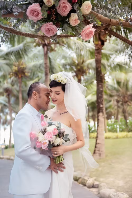 Trong chương trình Người kết nối, đạo diễn Ngọc Lâm tiết lộ, vợ chồng anh gặp nhau trong buổi casting và sau đó nhắn tin trên Facebook. “Hai ngày sau tôi ra Hà Nội gặp Lan và hai tháng sau cưới nhau luôn", Ngọc Lâm cho hay.