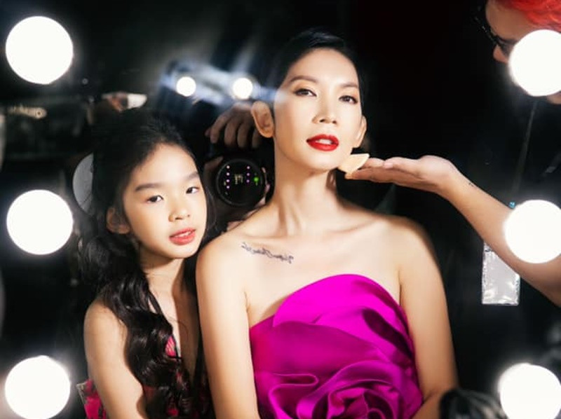 Sau cuộc hôn nhân đầu tiên, Xuân Lan có thai với một người đàn ông. Khi biết cô mang bầu, bạn trai của cô nói lời chia tay. Sau đó, nữ người mẫu một mình vượt cạn.