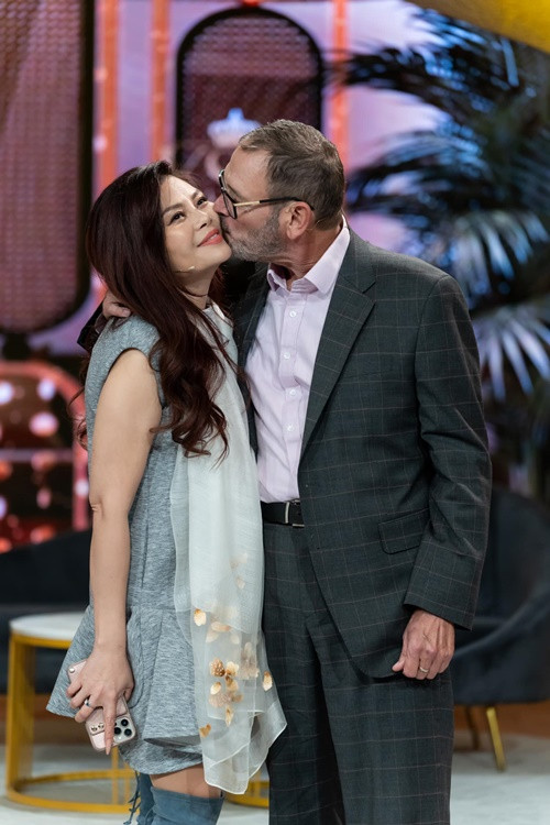 Trong mắt bạn bè của Ngọc Anh, doanh nhân John rất yêu chiều vợ.