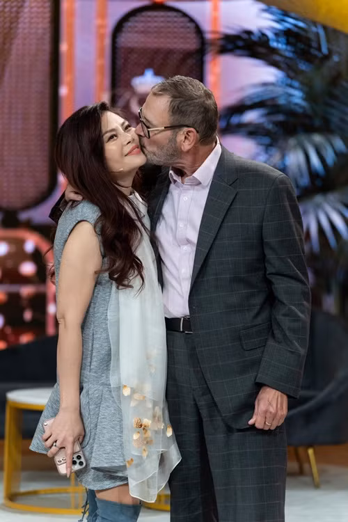 Trong mắt bạn bè của Ngọc Anh, doanh nhân John rất yêu chiều vợ.