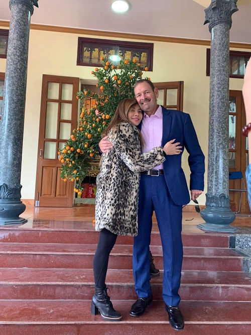 Chồng cũ và chồng mới của Ngọc Anh là bạn của nhau. Cả hai có thể ngồi ăn cơm cùng nhau, nói về chuyện học hành của con trai Ngọc Anh.