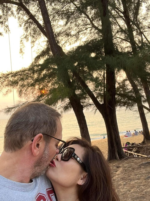 Ca sĩ Trizzie Phương Trinh từng cho biết, chỉ nhìn vào từng cử chỉ, ánh mắt mà doanh nhân John trao cho Ngọc Anh cũng đủ biết anh rất xứng đáng nhận được tình yêu của Ngọc Anh.